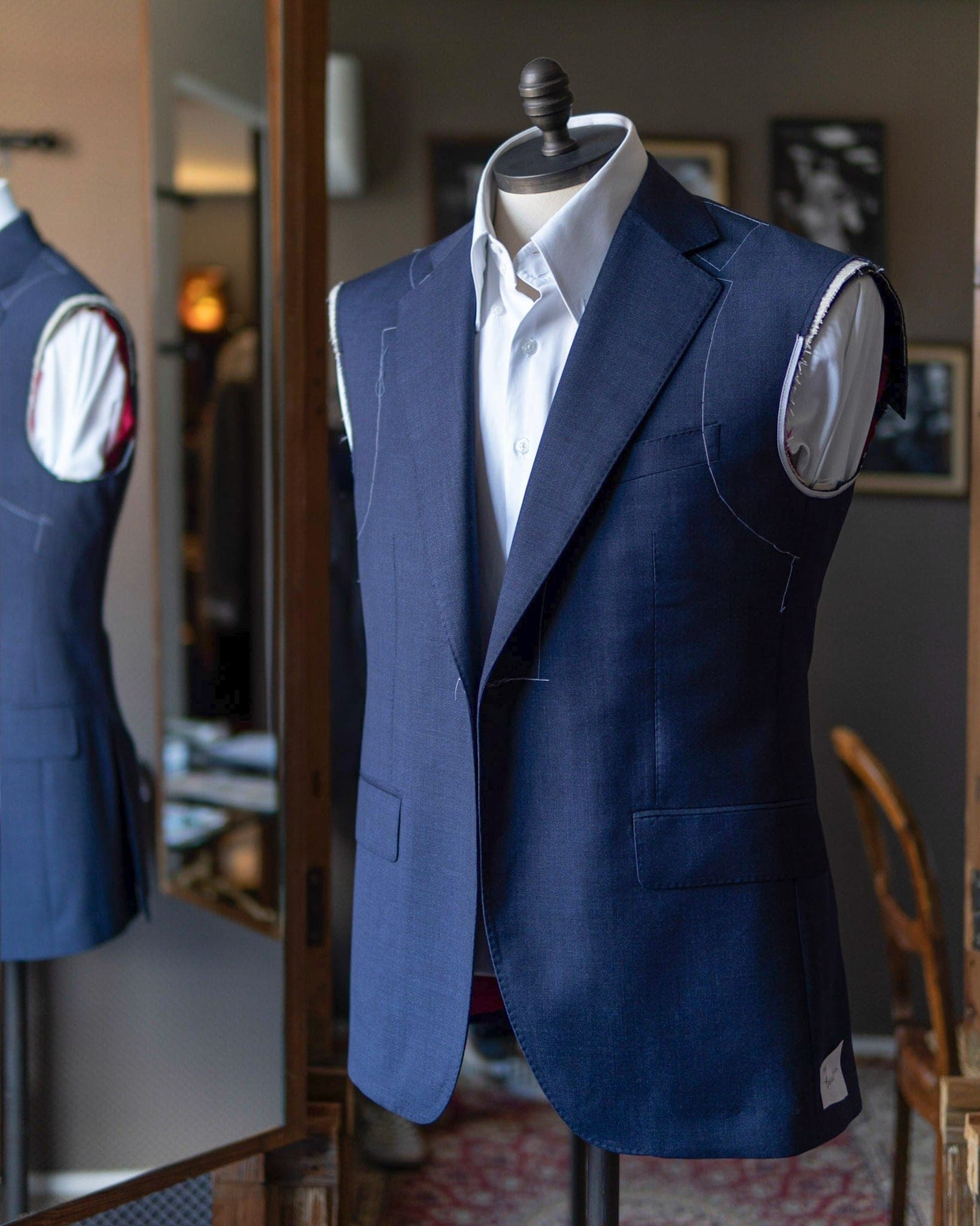 Tecidos na mesa de corte