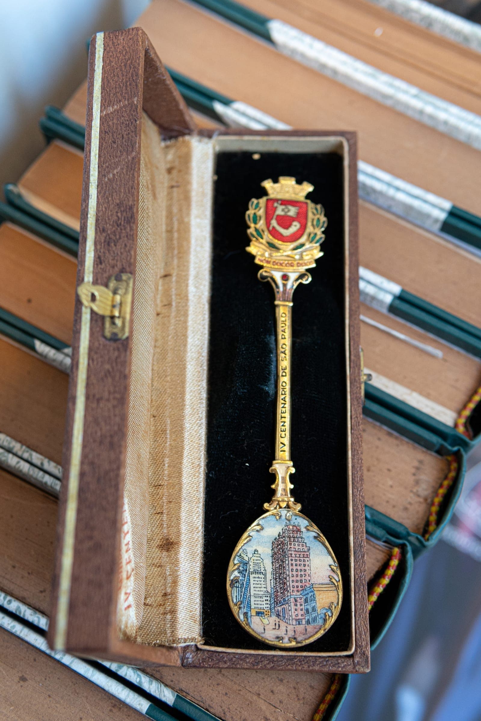 Objeto comemorativo com a simbologia oficial do IV Centenário