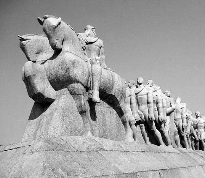 Monumento às Bandeiras