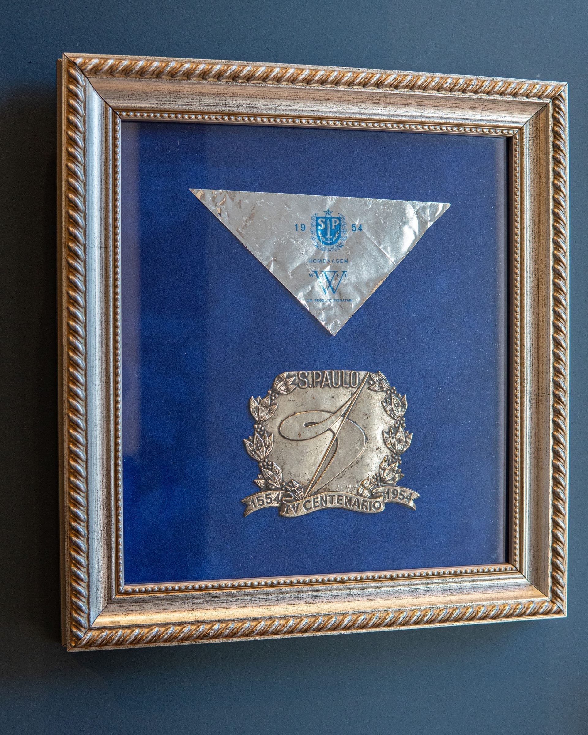 A multidão sob a Chuva de Prata — triângulos prateados caindo sobre o Vale do Anhangabaú